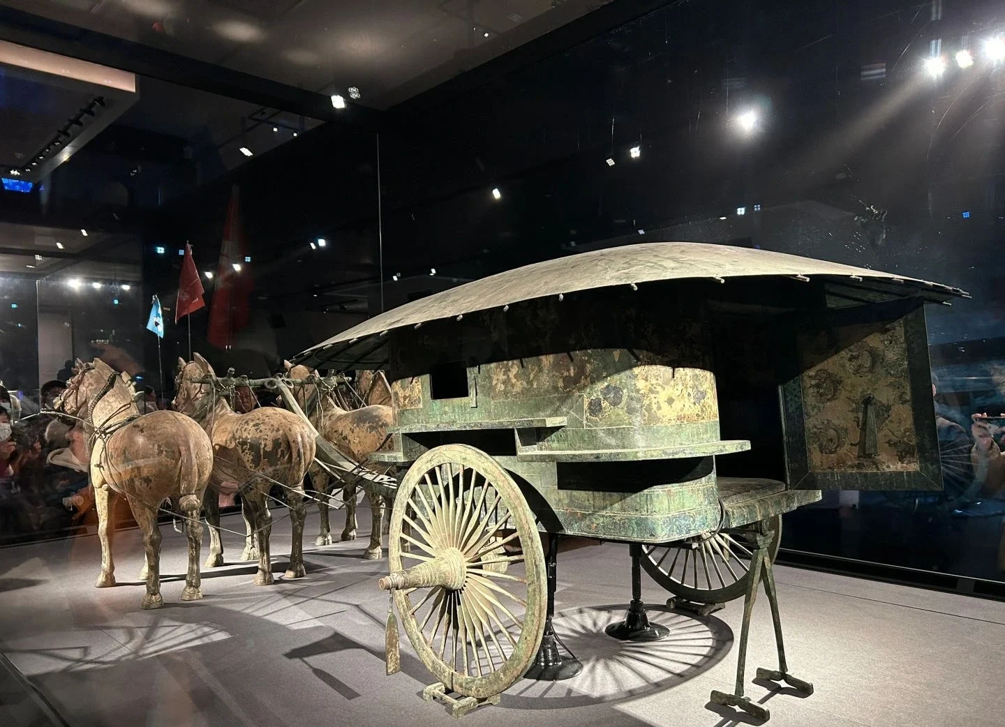 Gammel stridsvogn med heste udstillet ved Terrakottahæren - Shaanxi Rejseguide: Bedste steder og rejseplaner 2026 - The China Journey Gammel stridsvogn med heste udstillet ved Terrakottahæren - Shaanxi Rejseguide: Bedste steder og rejseplaner 2026 - The China Journey