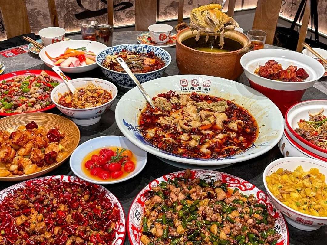 Pesta tradisional Sichuan yang menampilkan berbagai hidangan pedas dan hotpot