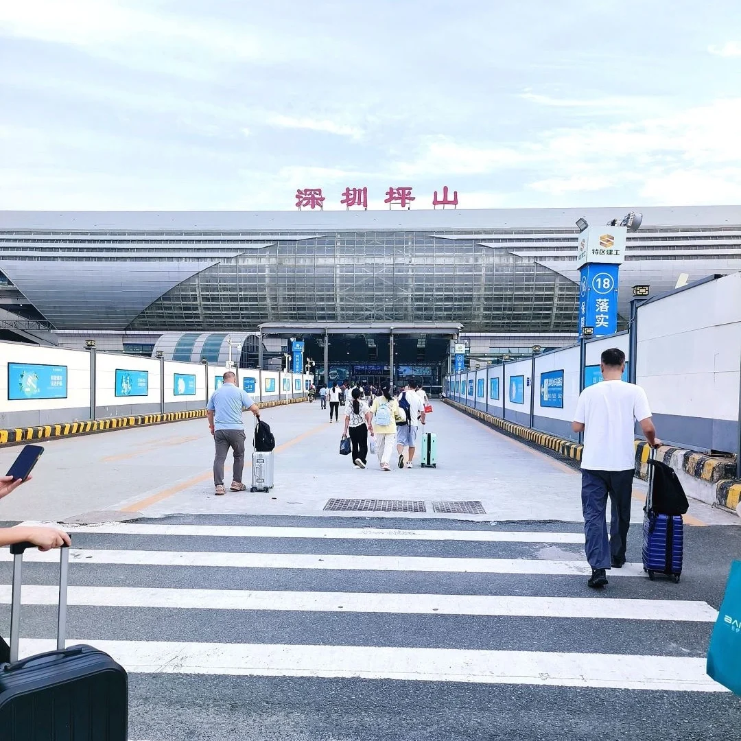 Bulutlu bir gökyüzü altında Shenzhen Pingshan Tren İstasyonu'na yaklaşan yolcular - Shenzhen, İnovasyon, Canlılık, Çeşitlilik, Açıklık 2026 - Çin Yolculuğu - Shenzhen, İnovasyon, Canlılık, Çeşitlilik, Açıklık 2026 - Çin Yolculuğu Bulutlu bir gökyüzü altında Shenzhen Pingshan Tren İstasyonu'na yaklaşan yolcular - Shenzhen, İnovasyon, Canlılık, Çeşitlilik, Açıklık 2026 - Çin Yolculuğu - Shenzhen, İnovasyon, Canlılık, Çeşitlilik, Açıklık 2026 - Çin Yolculuğu