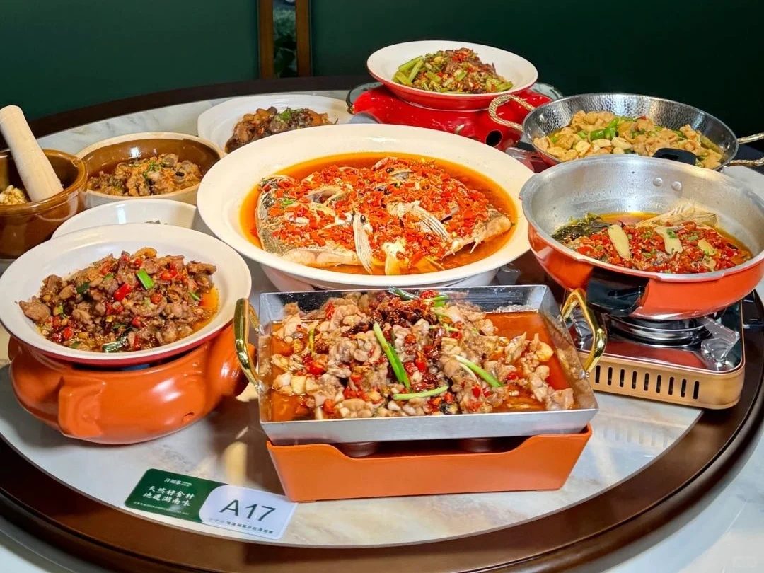 Een verscheidenheid aan pittige gerechten uit Hunan, waaronder viskop met gehakte chili
