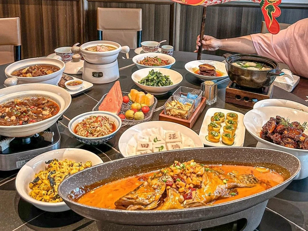 Een levendige presentatie van Anhui-gerechten met vis en kleurrijke bijgerechten