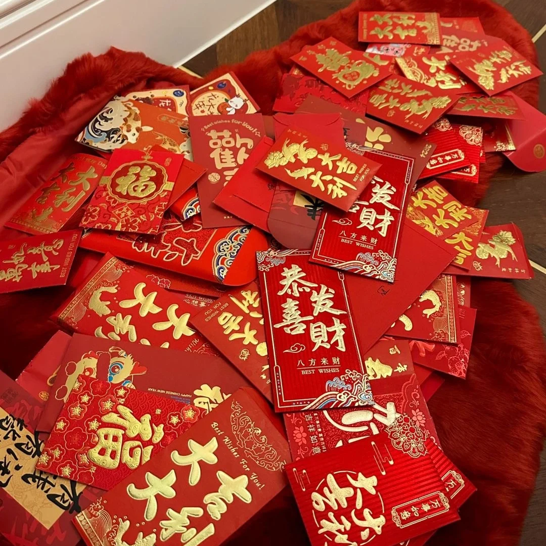 Entrega de dinero de la suerte - Año Nuevo chino 2026: fechas, tradiciones y zodiaco - The China Journey - Año Nuevo chino 2026: fechas, tradiciones y zodiaco - The China Journey Entrega de dinero de la suerte - Año Nuevo chino 2026: fechas, tradiciones y zodiaco - The China Journey - Año Nuevo chino 2026: fechas, tradiciones y zodiaco - The China Journey
