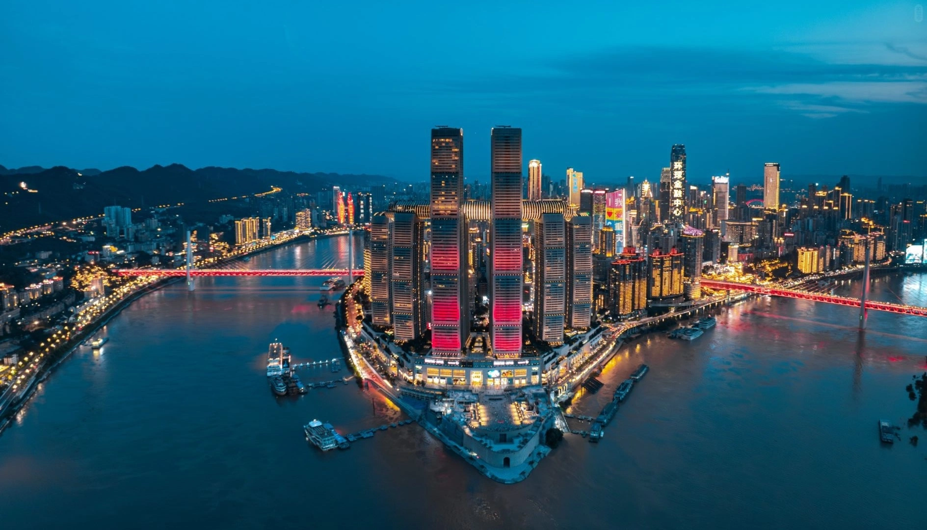 Raffles City kompleksi ve Yangtze Nehri üzerindeki aydınlatılmış köprülerle Chongqing şehir silüetinin havadan gece görünümü; modern mimari ve su yolları - Chongqing'de 1 Gün: İlk Kez Gidenler İçin Gezi Planı 2026 - The China Journey Raffles City kompleksi ve Yangtze Nehri üzerindeki aydınlatılmış köprülerle Chongqing şehir silüetinin havadan gece görünümü; modern mimari ve su yolları - Chongqing'de 1 Gün: İlk Kez Gidenler İçin Gezi Planı 2026 - The China Journey