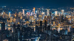 Chongqings nächtliche Skyline mit beleuchteten Wolkenkratzern und Stadtlichtern – China-Reiseführer, Stadtführungen & Kulturtipps – The China Journey Chongqings nächtliche Skyline mit beleuchteten Wolkenkratzern und Stadtlichtern – China-Reiseführer, Stadtführungen & Kulturtipps – The China Journey
