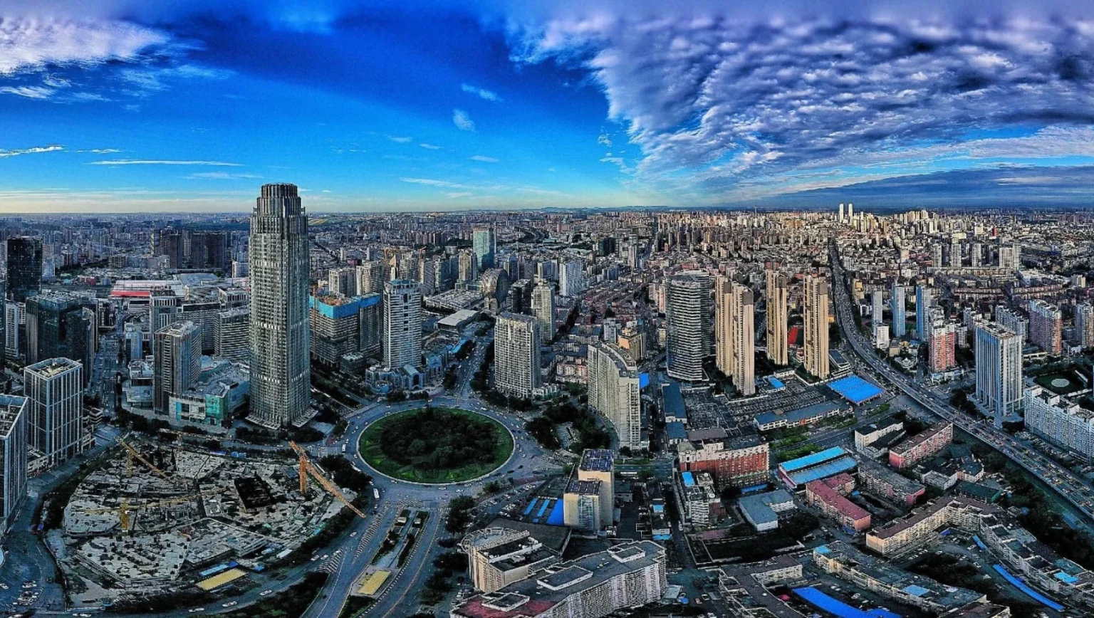 Pemandangan udara cakrawala Shenyang yang menampilkan gedung pencakar langit modern, persimpangan melingkar, dan lanskap perkotaan panorama di bawah langit biru - Shenyang, kota terbesar di Tiongkok Timur Laut 2026 - Perjalanan ke Tiongkok - Bahasa Mandarin - Perjalanan ke Tiongkok Pemandangan udara cakrawala Shenyang yang menampilkan gedung pencakar langit modern, persimpangan melingkar, dan lanskap perkotaan panorama di bawah langit biru - Shenyang, kota terbesar di Tiongkok Timur Laut 2026 - Perjalanan ke Tiongkok - Bahasa Mandarin - Perjalanan ke Tiongkok