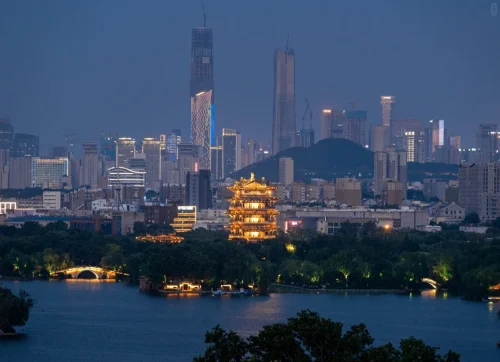 Nachtansicht der Stadtlandschaft von Jinan mit beleuchtetem Daming-See und modernen Wolkenkratzern im Hintergrund – China-Reiseführer, Stadtführungen & Kulturtipps – The China Journey Nachtansicht der Stadtlandschaft von Jinan mit beleuchtetem Daming-See und modernen Wolkenkratzern im Hintergrund – China-Reiseführer, Stadtführungen & Kulturtipps – The China Journey