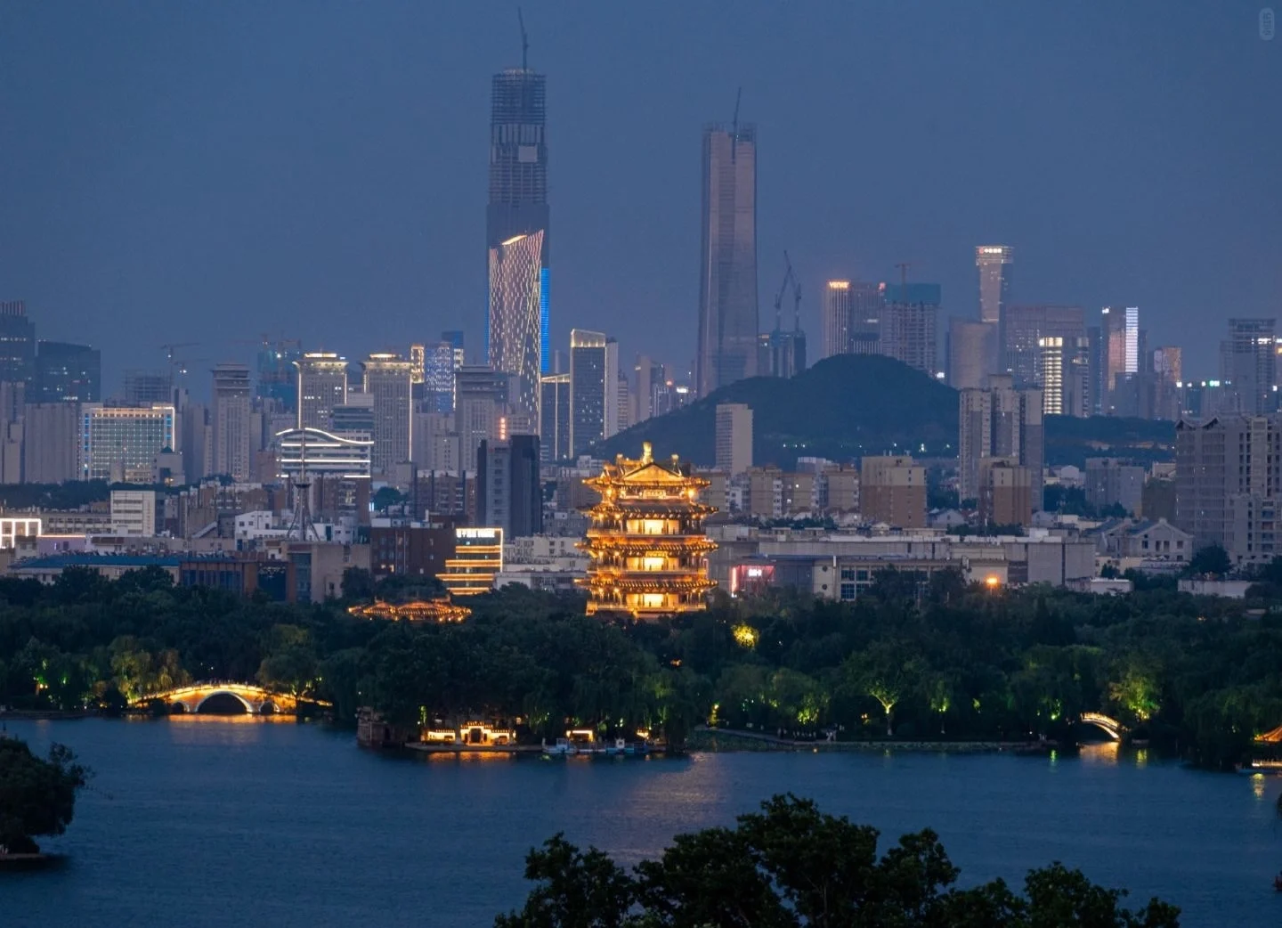 Pemandangan malam latar bandar Jinan dengan Tasik Daming yang diterangi dan pencakar langit moden di belakang - Panduan Perjalanan Shandong: Tempat, Laluan & Petua Terbaik 2026 - The China Journey Pemandangan malam latar bandar Jinan dengan Tasik Daming yang diterangi dan pencakar langit moden di belakang - Panduan Perjalanan Shandong: Tempat, Laluan & Petua Terbaik 2026 - The China Journey
