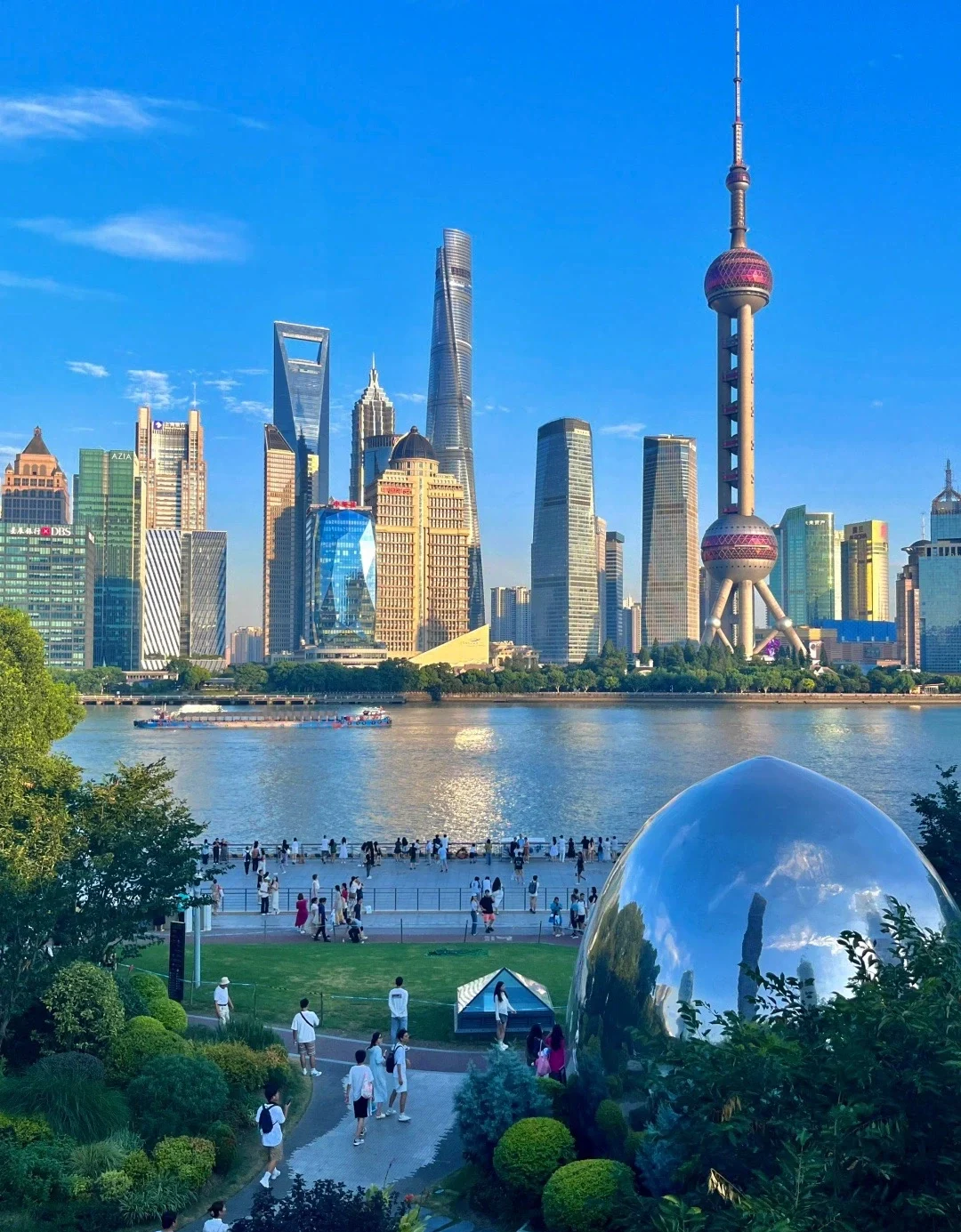 Vista deslumbrante do horizonte de Xangai no Bund. Uma vista de tirar o fôlego dos arranha-céus modernos de Lujiazui, incluindo a Torre Pérola Oriental, refletida no Rio Huangpu - 4 dias em Xangai: Melhor roteiro para quem visita a cidade pela primeira vez em 2026 - The China Journey Vista deslumbrante do horizonte de Xangai no Bund. Uma vista de tirar o fôlego dos arranha-céus modernos de Lujiazui, incluindo a Torre Pérola Oriental, refletida no Rio Huangpu - 4 dias em Xangai: Melhor roteiro para quem visita a cidade pela primeira vez em 2026 - The China Journey