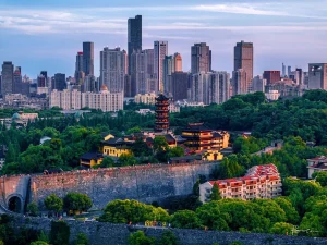 Skyline und historische Architektur in Nanjing, Provinz Jiangsu: Alte Mauern und eine von üppigem Grün umgebene Pagode bilden einen Kontrast zur modernen Stadtlandschaft. – China-Reiseführer, Stadtführungen & Kulturtipps – The China Journey Skyline und historische Architektur in Nanjing, Provinz Jiangsu: Alte Mauern und eine von üppigem Grün umgebene Pagode bilden einen Kontrast zur modernen Stadtlandschaft. – China-Reiseführer, Stadtführungen & Kulturtipps – The China Journey