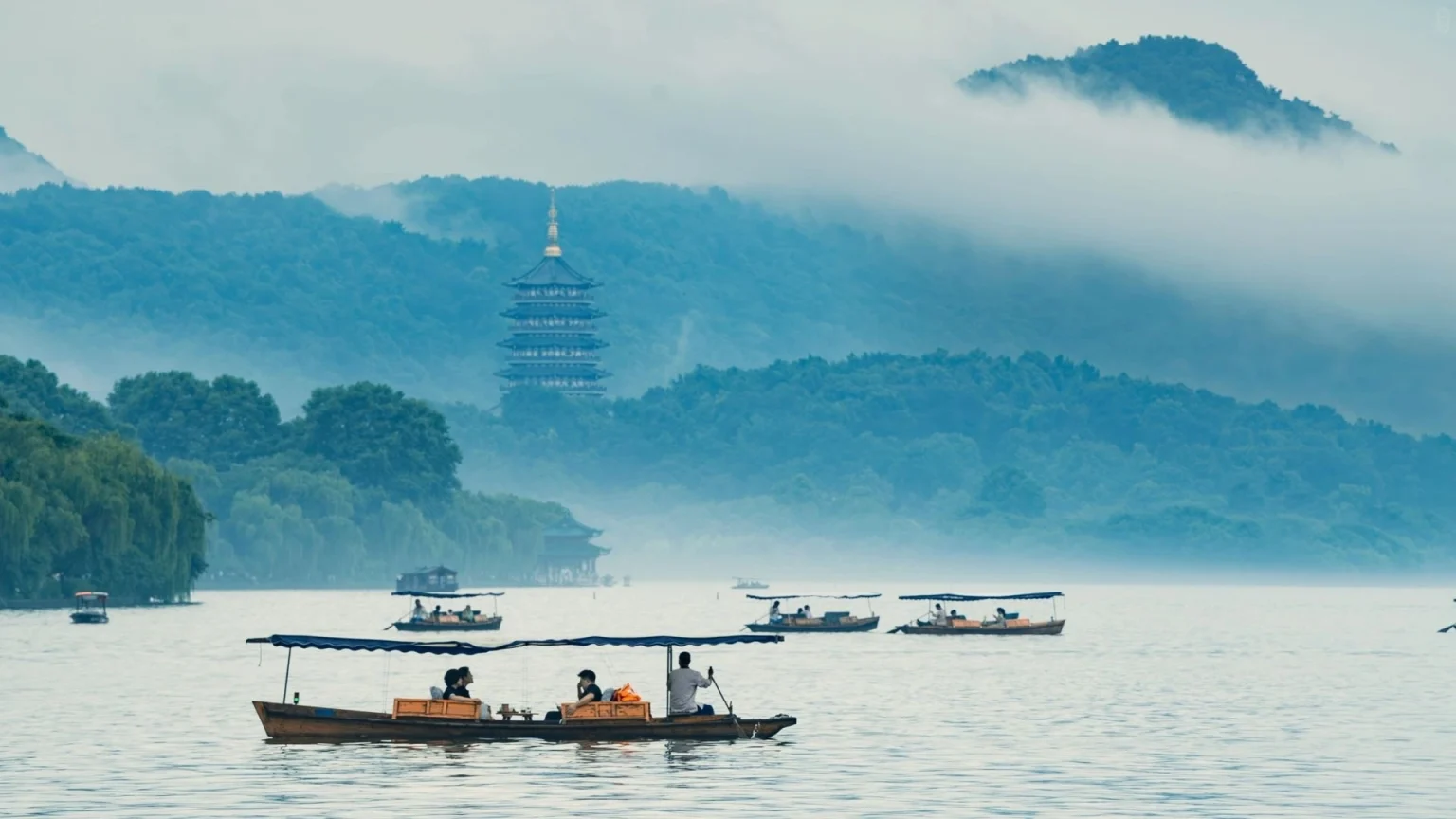 El Lago del Oeste está cubierto de niebla tras la lluvia y los turistas realizan un paseo en barco por el lago. Zhejiang, una tierra eterna con el encanto de Jiangnan 2026 - El viaje a China - Provincias de China - Descubre la cultura y el patrimonio regional - El viaje a China El Lago del Oeste está cubierto de niebla tras la lluvia y los turistas realizan un paseo en barco por el lago. Zhejiang, una tierra eterna con el encanto de Jiangnan 2026 - El viaje a China - Provincias de China - Descubre la cultura y el patrimonio regional - El viaje a China