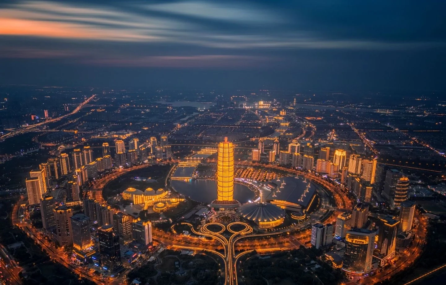 Zhengzhou pada waktu malam mempamerkan Menara Jagung Besar Emas yang meriah dan pemandangan bandar yang diterangi dengan pemandangan Daerah Baharu Zhengdong yang menakjubkan - Tempat Penginapan di Zhengzhou: Kawasan & Hotel Terbaik 2026 - The China Journey Zhengzhou pada waktu malam mempamerkan Menara Jagung Besar Emas yang meriah dan pemandangan bandar yang diterangi dengan pemandangan Daerah Baharu Zhengdong yang menakjubkan - Tempat Penginapan di Zhengzhou: Kawasan & Hotel Terbaik 2026 - The China Journey