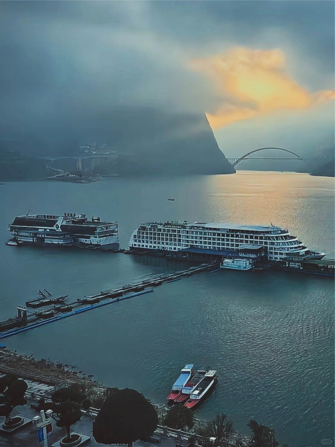 Luxury cruise ships docked by the Yangtze River at sunrise - Yangtze River (Chang Jiang): Cruise Guide, Map & Top Sights 2026 - The China Journey Luxury cruise ships docked by the Yangtze River at sunrise - Yangtze River (Chang Jiang): Cruise Guide, Map & Top Sights 2026 - The China Journey