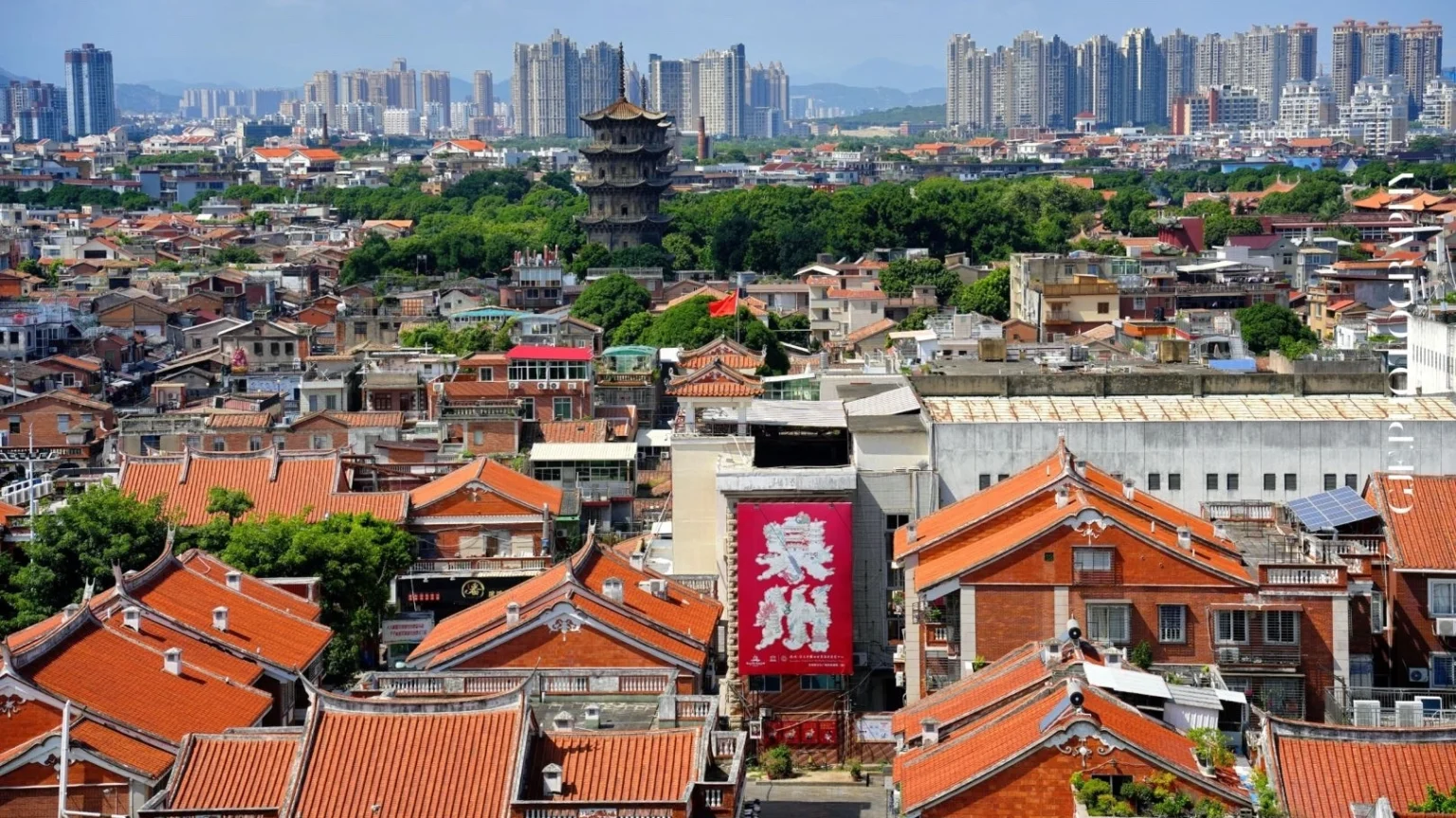 Pemandangan kota Quanzhou dengan atap tradisional dan bangunan modern. Pemandangan kota Quanzhou yang memadukan atap tradisional dan bangunan modern, menampilkan perpaduan arsitektur lama dan baru - Quanzhou, Titik Awal Jalur Sutra Maritim 2026 - Perjalanan ke Tiongkok - Bahasa Mandarin - Perjalanan ke Tiongkok Pemandangan kota Quanzhou dengan atap tradisional dan bangunan modern. Pemandangan kota Quanzhou yang memadukan atap tradisional dan bangunan modern, menampilkan perpaduan arsitektur lama dan baru - Quanzhou, Titik Awal Jalur Sutra Maritim 2026 - Perjalanan ke Tiongkok - Bahasa Mandarin - Perjalanan ke Tiongkok