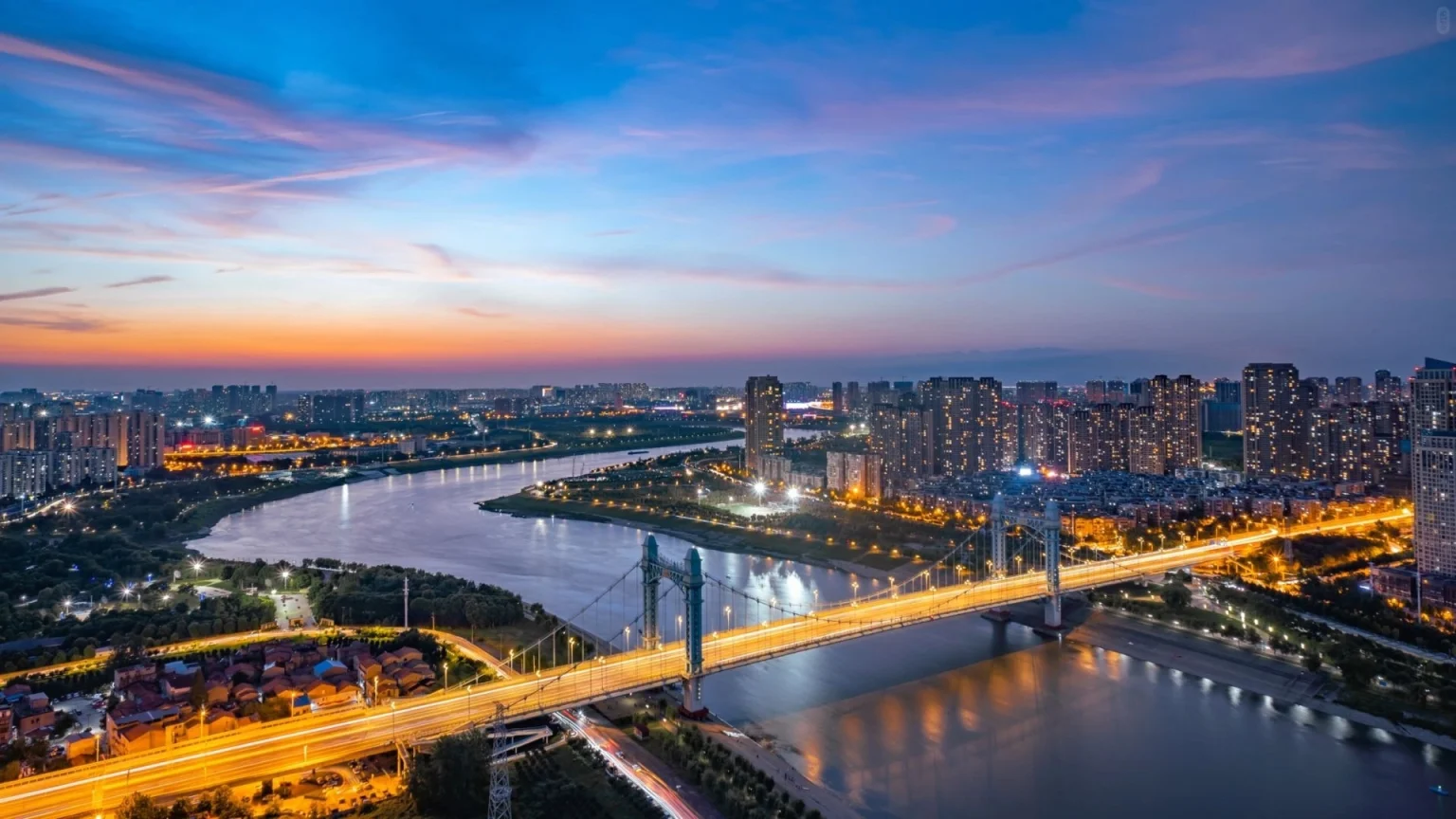 Pemandangan malam Wuhan yang indah dengan jembatan yang terang benderang, pantulan sungai, dan cakrawala modern saat matahari terbenam - Wuhan, Tanah Budaya Chu & Legenda Yangtze 2026 - Perjalanan ke Tiongkok - Bahasa Mandarin - Perjalanan ke Tiongkok Pemandangan malam Wuhan yang indah dengan jembatan yang terang benderang, pantulan sungai, dan cakrawala modern saat matahari terbenam - Wuhan, Tanah Budaya Chu & Legenda Yangtze 2026 - Perjalanan ke Tiongkok - Bahasa Mandarin - Perjalanan ke Tiongkok