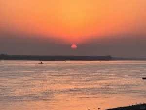 Atemberaubender Sonnenuntergang über dem Jangtse mit kleinen Fischerbooten und spiegelglattem Wasser – China-Reiseführer, Stadtrundfahrten & Kulturtipps – Die China-Reise – Die China-Reise – China-Reiseführer, Stadtrundfahrten & Kulturtipps – Die China-Reise – Die China-Reise Atemberaubender Sonnenuntergang über dem Jangtse mit kleinen Fischerbooten und spiegelglattem Wasser – China-Reiseführer, Stadtrundfahrten & Kulturtipps – Die China-Reise – Die China-Reise – China-Reiseführer, Stadtrundfahrten & Kulturtipps – Die China-Reise – Die China-Reise