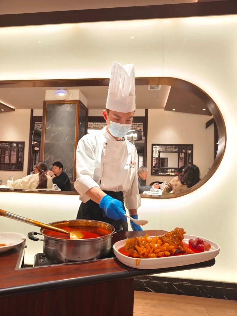 Chef at Songhelou carefully preparing dishes with professional skill