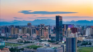 Stadtpanorama in Hebei: Ein atemberaubender Luftblick auf das pulsierende Stadtbild von Hebei mit den Bergen im Hintergrund bei Sonnenuntergang. – China-Reiseführer, Stadtführungen & Kulturtipps – The China Journey Stadtpanorama in Hebei: Ein atemberaubender Luftblick auf das pulsierende Stadtbild von Hebei mit den Bergen im Hintergrund bei Sonnenuntergang. – China-Reiseführer, Stadtführungen & Kulturtipps – The China Journey