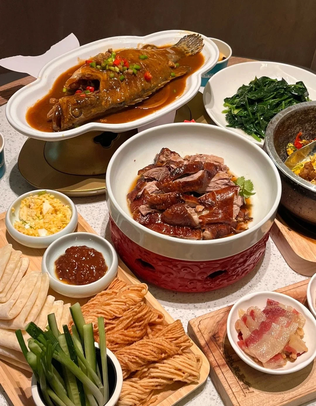 Deliziosa cucina dell'Anhui Tavola ricca di piatti dell'Anhui, tra cui pesce brasato, anatra, verdure e snack fritti tradizionali, espressione della ricca cultura gastronomica regionale - Guida di viaggio dell'Anhui: itinerari, consigli e percorsi 2026 - The China Journey Deliziosa cucina dell'Anhui Tavola ricca di piatti dell'Anhui, tra cui pesce brasato, anatra, verdure e snack fritti tradizionali, espressione della ricca cultura gastronomica regionale - Guida di viaggio dell'Anhui: itinerari, consigli e percorsi 2026 - The China Journey