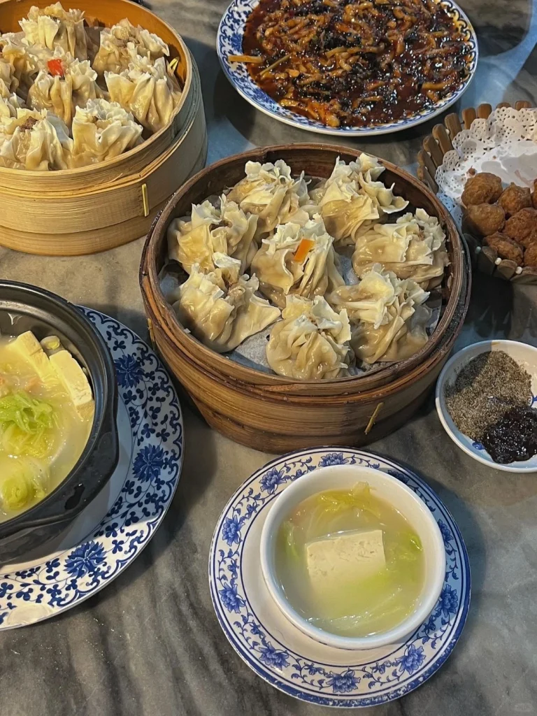 Du Yi Chu restaurant in Beijing offering an array of dumplings served alongside various savory dishes showcasing the restaurants culinary diversity