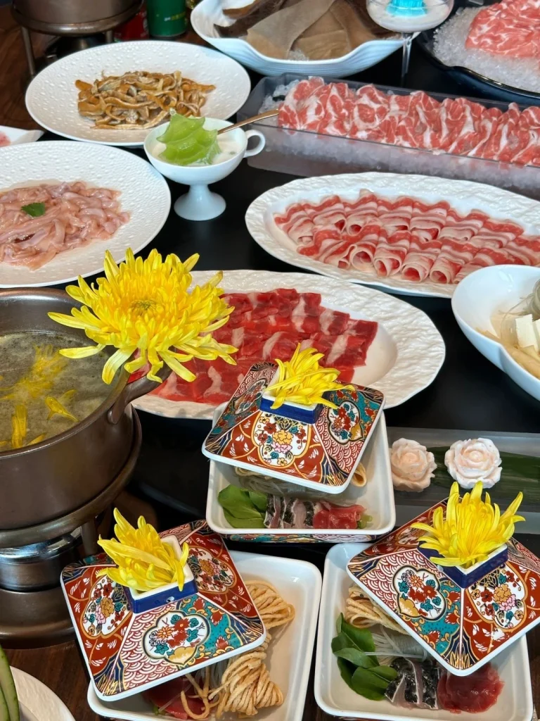 Jiangsu Zhejiang Chrysanthemum Hot Pot with meats and decorative chrysanthemum