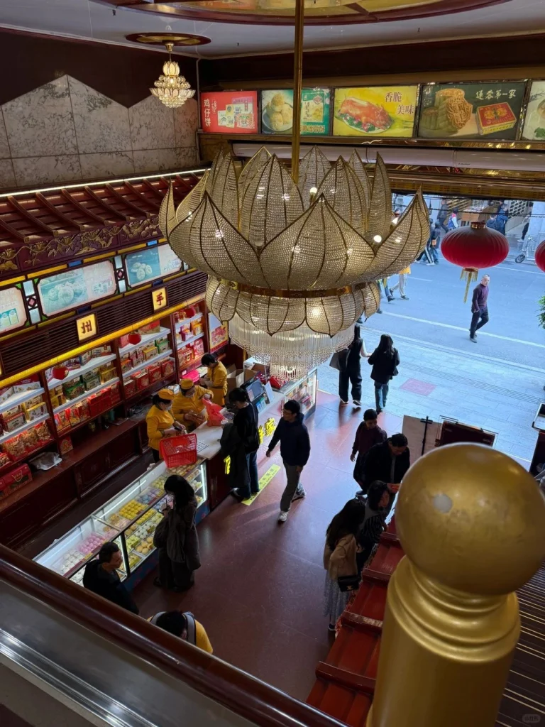 Lianxianglou souvenir section with customers in Guangzhou
