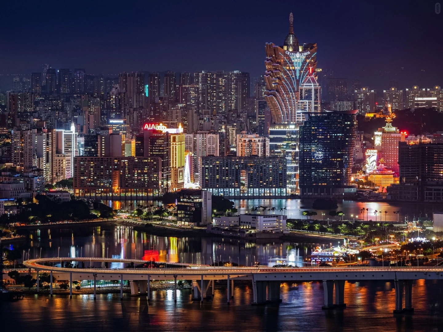 Vista nocturna de Macao Rascacielos a lo largo del paseo marítimo de Macao bajo el cielo nocturno