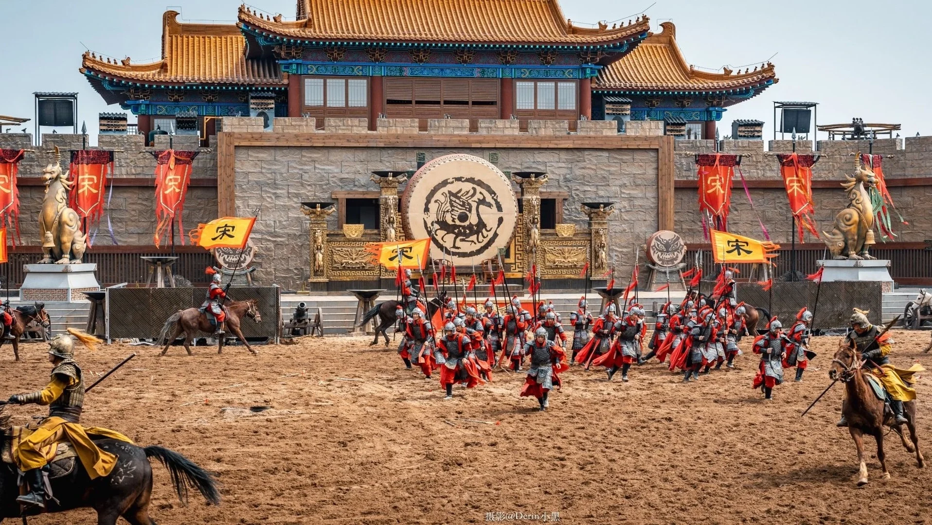 Martial Arts Performance Een live-optreden met Shaolin-krijgers die vechtkunsten demonstreren in een buitenarena