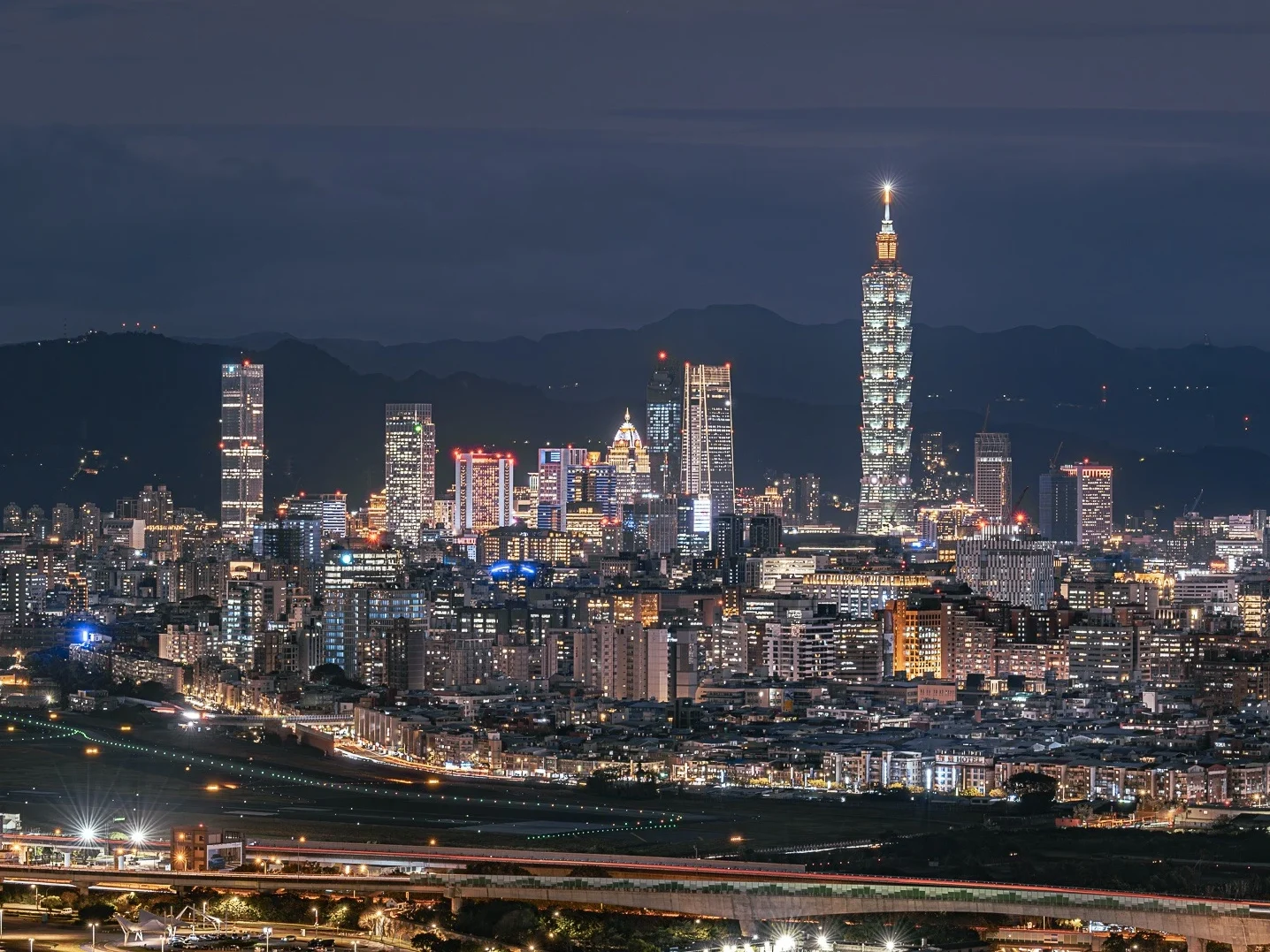 Nachtzicht op de stad Taipei De verlichte skyline van Taipei met Taipei 101 die 's nachts opvalt