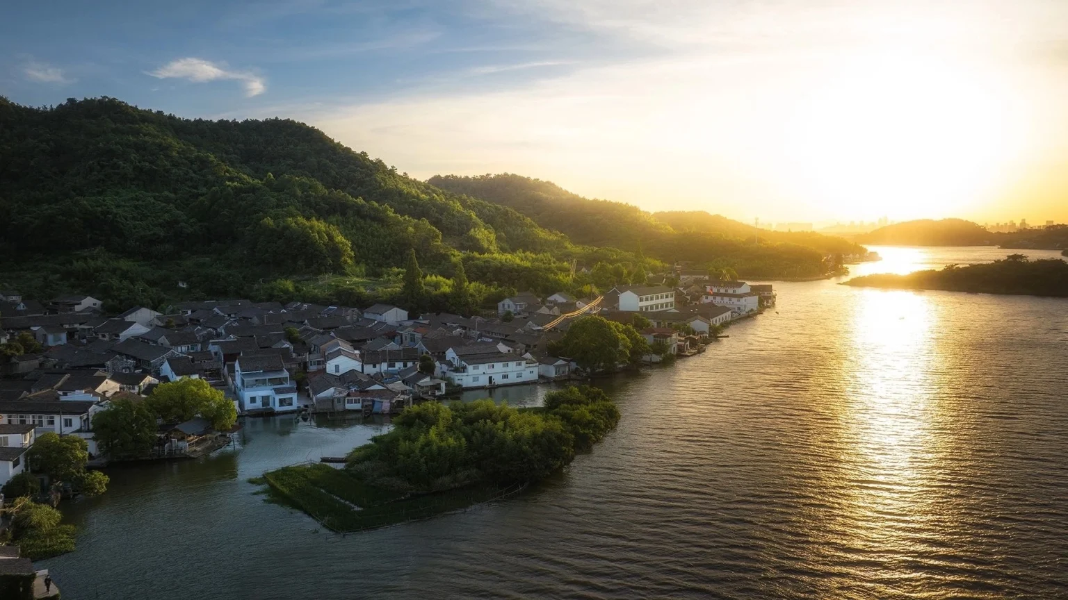 Pemandangan Matahari Terbenam Ningbo: Matahari terbenam yang menakjubkan di atas air dengan rumah-rumah tradisional di sepanjang tepi sungai menciptakan suasana yang tenang - Ningbo, Ibu Kota Budaya Asia Timur 2026 - Perjalanan ke Tiongkok - Bahasa Mandarin - Perjalanan ke Tiongkok Pemandangan Matahari Terbenam Ningbo: Matahari terbenam yang menakjubkan di atas air dengan rumah-rumah tradisional di sepanjang tepi sungai menciptakan suasana yang tenang - Ningbo, Ibu Kota Budaya Asia Timur 2026 - Perjalanan ke Tiongkok - Bahasa Mandarin - Perjalanan ke Tiongkok