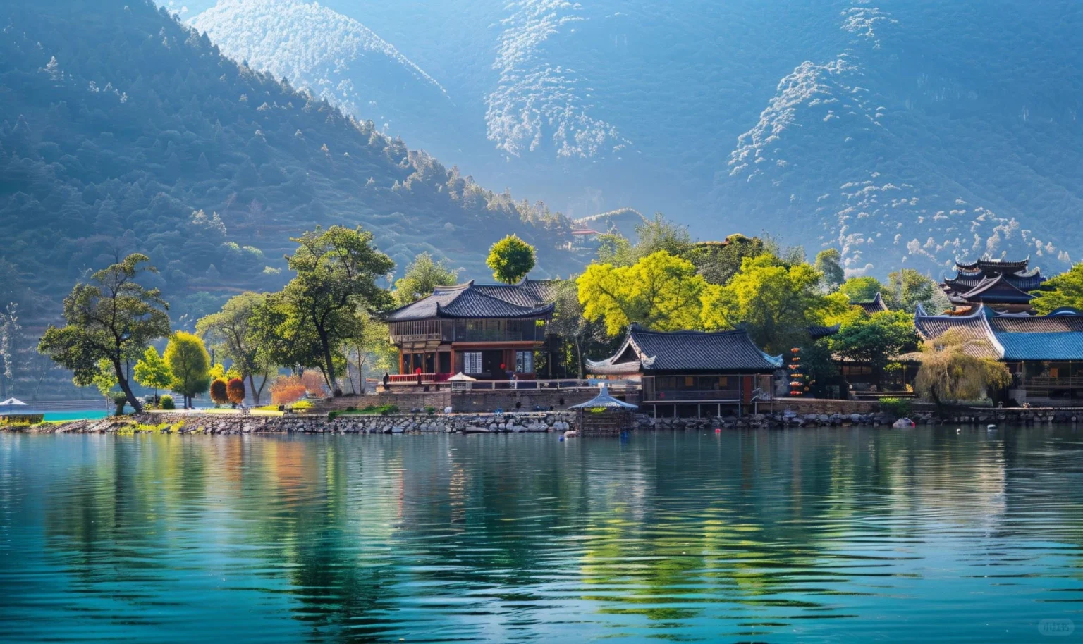 Vista panorámica de casas tradicionales de madera junto a un tranquilo lago en Yunnan, rodeado de exuberantes montañas bajo un cielo despejado - Yunnan, un paraíso cultural y natural con maravillas paisajísticas 2026 - El viaje a China - Provincias de China - Descubre la cultura y el patrimonio regional - El viaje a China Vista panorámica de casas tradicionales de madera junto a un tranquilo lago en Yunnan, rodeado de exuberantes montañas bajo un cielo despejado - Yunnan, un paraíso cultural y natural con maravillas paisajísticas 2026 - El viaje a China - Provincias de China - Descubre la cultura y el patrimonio regional - El viaje a China