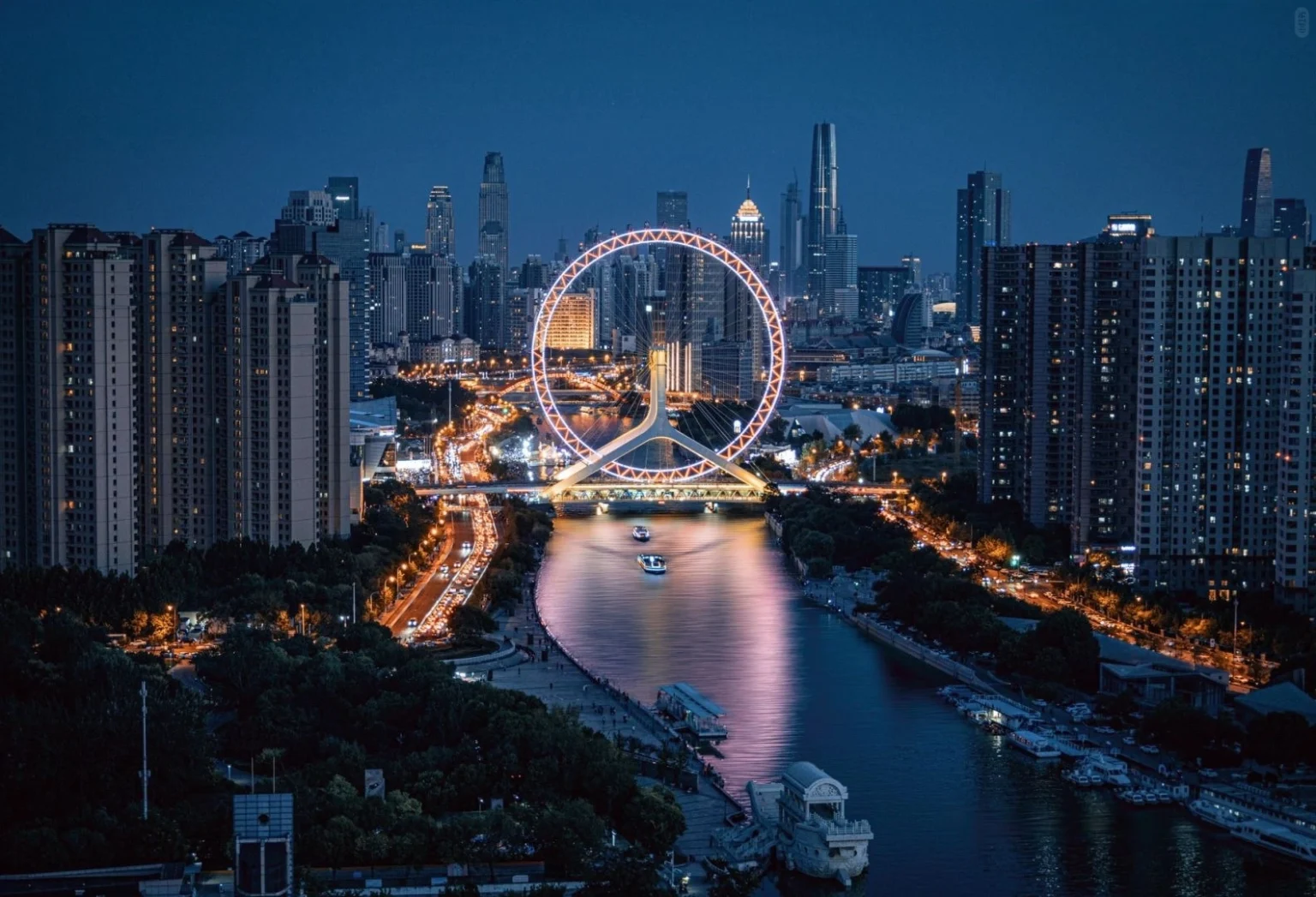 El Ojo de Tianjin de noche. La noria del Ojo de Tianjin, bellamente iluminada por la noche, ofrece impresionantes vistas del horizonte de la ciudad y se refleja en el agua. Tianjin, cuna de las artes escénicas folclóricas del norte de China 2026 - El viaje a China - Provincias de China - Descubre la cultura y el patrimonio regional - El viaje a China El Ojo de Tianjin de noche. La noria del Ojo de Tianjin, bellamente iluminada por la noche, ofrece impresionantes vistas del horizonte de la ciudad y se refleja en el agua. Tianjin, cuna de las artes escénicas folclóricas del norte de China 2026 - El viaje a China - Provincias de China - Descubre la cultura y el patrimonio regional - El viaje a China