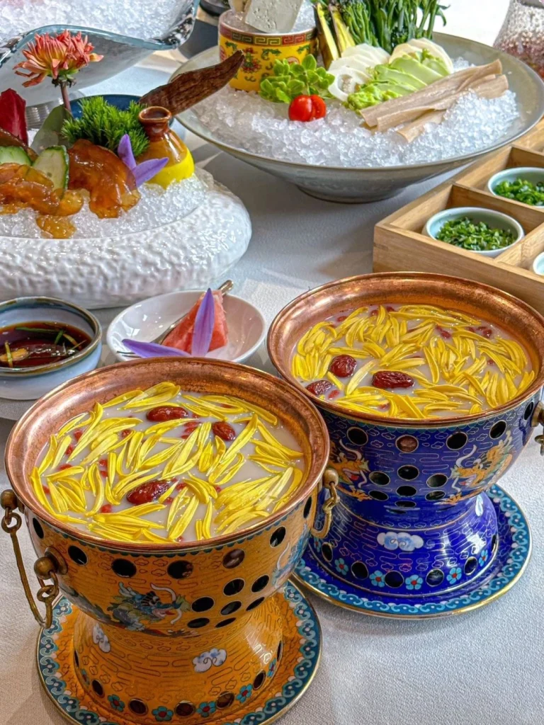 Traditional Jiangsu Zhejiang Chrysanthemum Hot Pots with decorative chrysanthemum petals