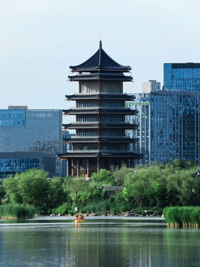 Gorgeous green landscape and bike path in Yinchuan offering a beautiful cycling experience