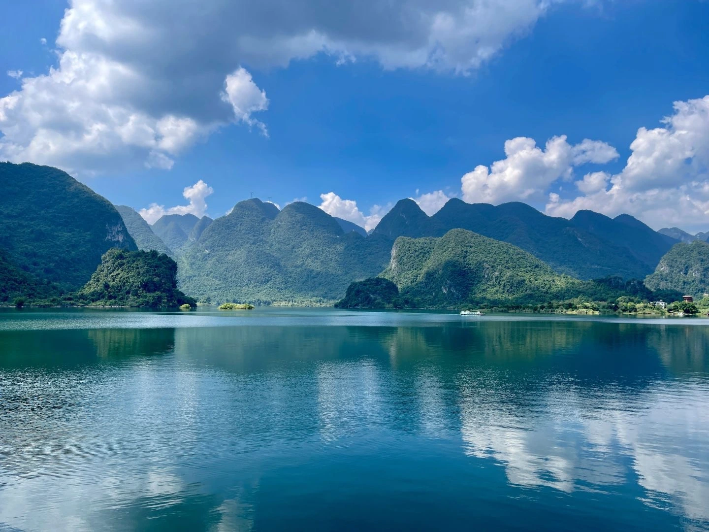 Paisaje escénico de Guangxi Una vista impresionante de las pintorescas montañas y el agua en Guangxi que reflejan el cielo despejado y el exuberante entorno verde - Guangxi, cultura de Ba Gui y vistas icónicas de la montaña Guilin 2026 - El viaje a China - Provincias de China - Descubre la cultura y el patrimonio regional - El viaje a China Paisaje escénico de Guangxi Una vista impresionante de las pintorescas montañas y el agua en Guangxi que reflejan el cielo despejado y el exuberante entorno verde - Guangxi, cultura de Ba Gui y vistas icónicas de la montaña Guilin 2026 - El viaje a China - Provincias de China - Descubre la cultura y el patrimonio regional - El viaje a China