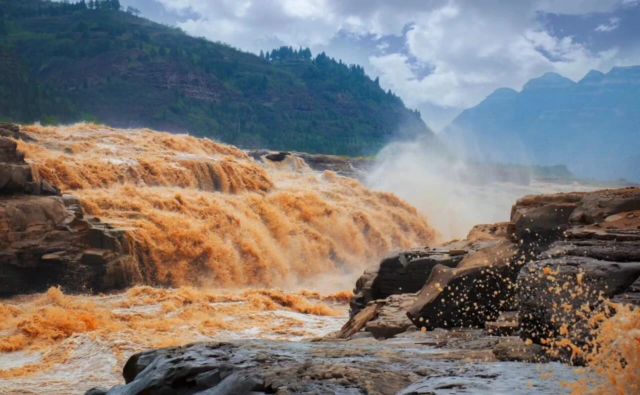 Cascata di Hukou: una possente cascata sul Fiume Giallo che si riversa in un canyon roccioso - Guida di viaggio dello Shanxi: itinerari, consigli e luoghi da non perdere 2026 - The China Journey Cascata di Hukou: una possente cascata sul Fiume Giallo che si riversa in un canyon roccioso - Guida di viaggio dello Shanxi: itinerari, consigli e luoghi da non perdere 2026 - The China Journey