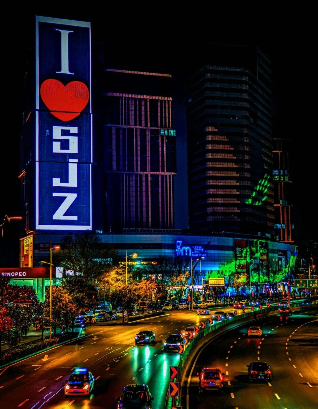 منظر ليلي لشيجياتشوانغ مع أضواء النيون وحركة المرور ومبنى مرتفع يحمل عبارة I ❤️ SJZ - أكبر مدن الصين حسب السكان: بيانات 2025 الرسمية 2026 - The China Journey منظر ليلي لشيجياتشوانغ مع أضواء النيون وحركة المرور ومبنى مرتفع يحمل عبارة I ❤️ SJZ - أكبر مدن الصين حسب السكان: بيانات 2025 الرسمية 2026 - The China Journey