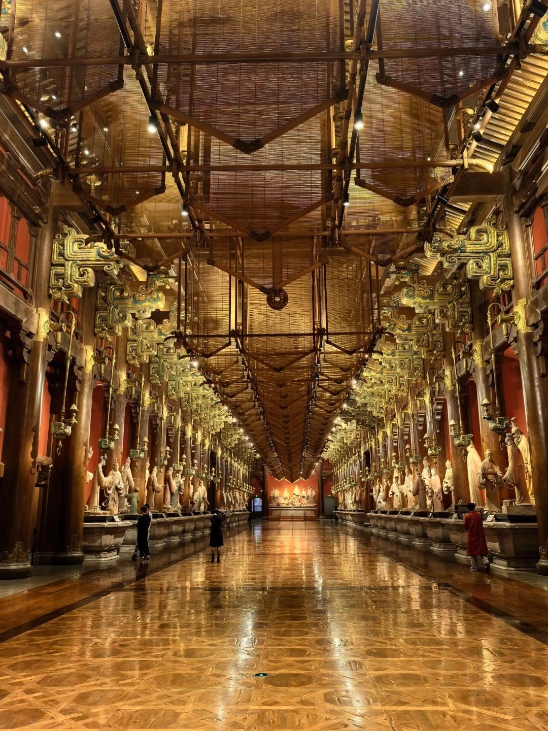 Nishan Sacred Land Hall Qufu Enorm træhal med indviklet loft og rækker af gyldne Konfucius-statuer - Qufu, Lus gamle hovedstad og Konfucius' hjemby 2026 - Kina-rejsen - Qufu, Lus gamle hovedstad og Konfucius' hjemby 2026 - Kina-rejsen Nishan Sacred Land Hall Qufu Enorm træhal med indviklet loft og rækker af gyldne Konfucius-statuer - Qufu, Lus gamle hovedstad og Konfucius' hjemby 2026 - Kina-rejsen - Qufu, Lus gamle hovedstad og Konfucius' hjemby 2026 - Kina-rejsen