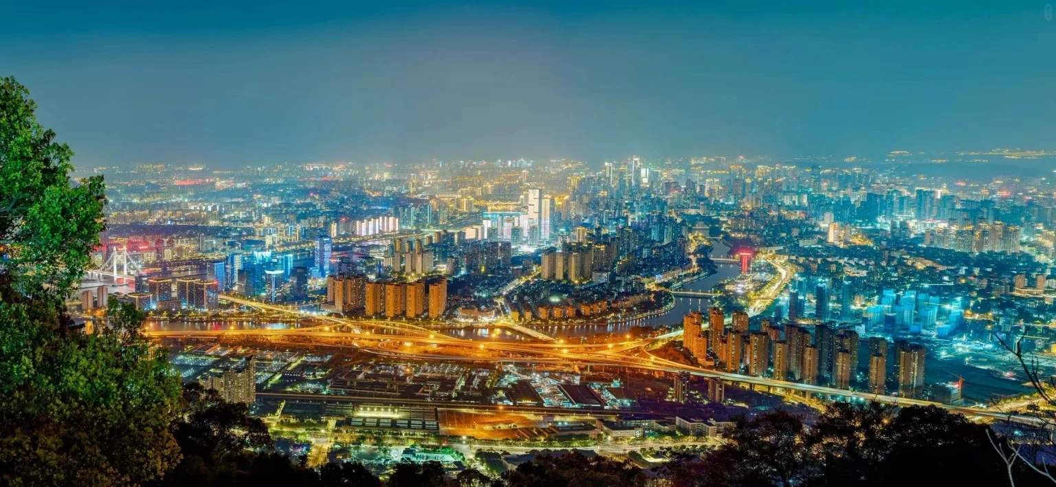 Pemandangan Malam Panorama Fuzhou Pemandangan sudut lebar kota Fuzhou yang diterangi jalan raya, sungai, dan bangunan yang membentang hingga kejauhan - Fuzhou, Kota Seribu Tahun Tempat Pegunungan Bertemu Laut 2026 - Perjalanan ke Tiongkok - Bahasa Mandarin - Perjalanan ke Tiongkok Pemandangan Malam Panorama Fuzhou Pemandangan sudut lebar kota Fuzhou yang diterangi jalan raya, sungai, dan bangunan yang membentang hingga kejauhan - Fuzhou, Kota Seribu Tahun Tempat Pegunungan Bertemu Laut 2026 - Perjalanan ke Tiongkok - Bahasa Mandarin - Perjalanan ke Tiongkok