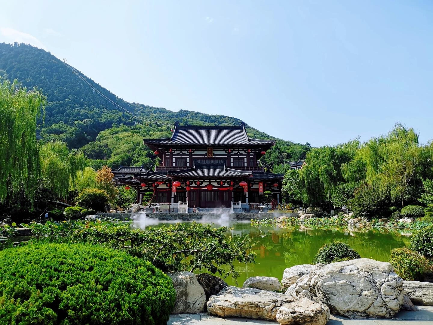 Naturskøn udsigt over Huaqing-paladset i Xi'an med arkitektur i Tang-stil, frodig bevoksning og en diset lotusdam foran Li-bjerget - Shaanxi Rejseguide: Bedste steder og rejseplaner 2026 - The China Journey Naturskøn udsigt over Huaqing-paladset i Xi'an med arkitektur i Tang-stil, frodig bevoksning og en diset lotusdam foran Li-bjerget - Shaanxi Rejseguide: Bedste steder og rejseplaner 2026 - The China Journey