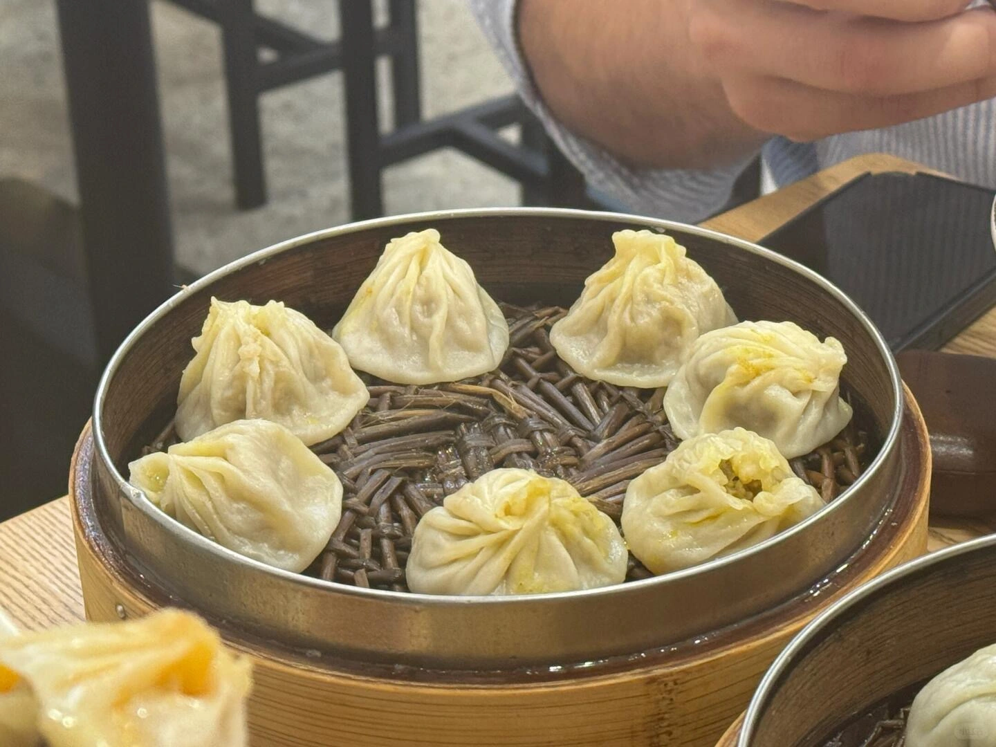 Gedämpfte Xiaolongbao-Suppenteigtaschen im Bambuskörbchen in einem Restaurant in Shanghai - 19 beliebte chinesische Gerichte für Besucher 2026 - The China Journey Gedämpfte Xiaolongbao-Suppenteigtaschen im Bambuskörbchen in einem Restaurant in Shanghai - 19 beliebte chinesische Gerichte für Besucher 2026 - The China Journey