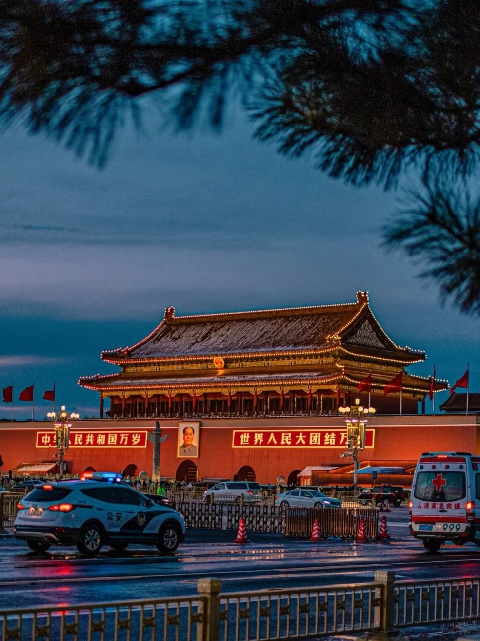 Plaza de Tiananmen de noche Vista nocturna de la Plaza de Tiananmen con la puerta iluminada y vehículos en la carretera que muestran las bulliciosas calles de Pekín por la noche - 1 día en Pekín: el mejor itinerario corto 2026 - The China Journey Plaza de Tiananmen de noche Vista nocturna de la Plaza de Tiananmen con la puerta iluminada y vehículos en la carretera que muestran las bulliciosas calles de Pekín por la noche - 1 día en Pekín: el mejor itinerario corto 2026 - The China Journey