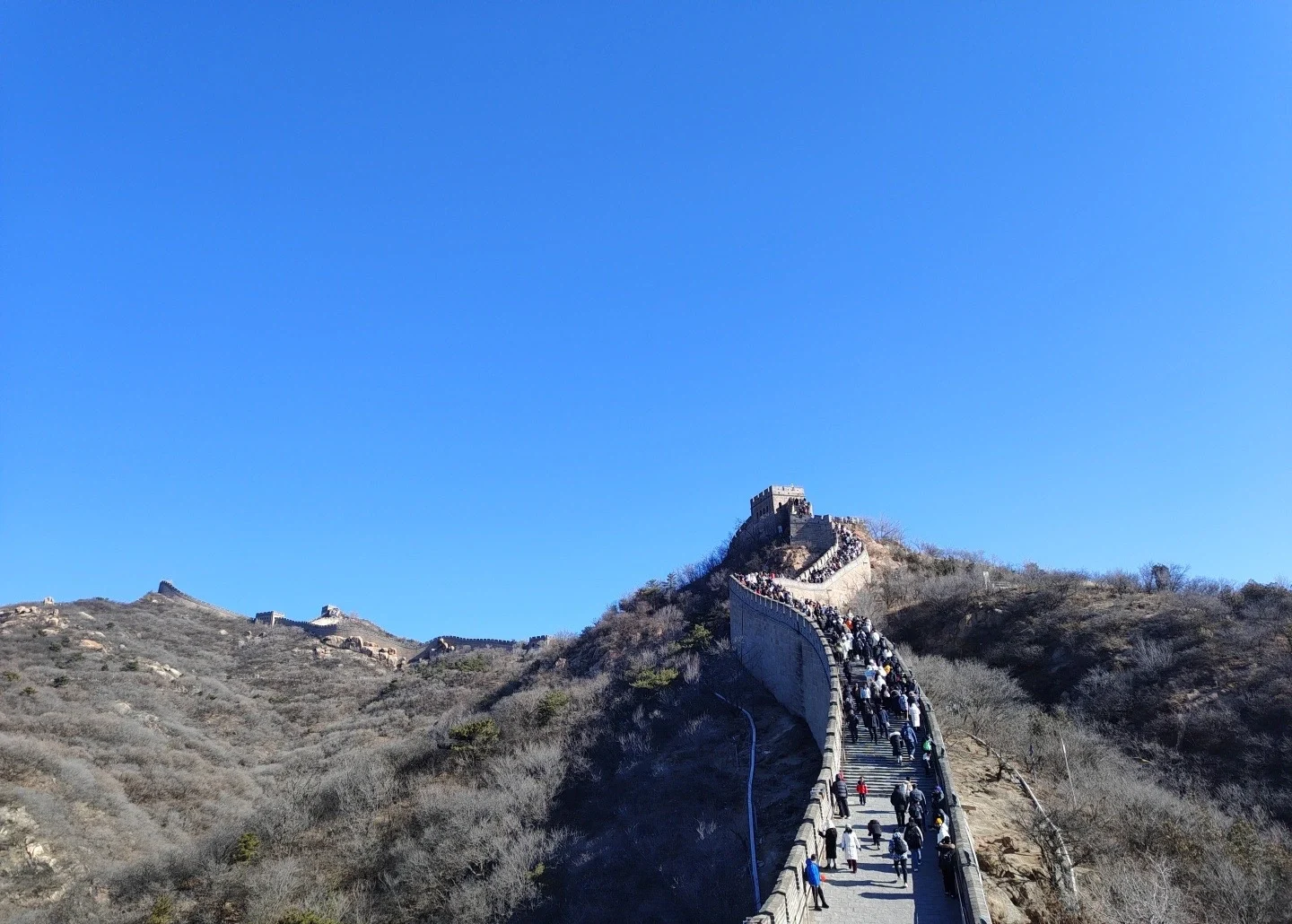 Gran Muralla de Badaling, Pekín. Turistas caminando por el sinuoso sendero de piedra de la sección de Badaling de la Gran Muralla en un día despejado. - 2 días en Pekín: El mejor itinerario para quienes visitan la ciudad por primera vez en 2026 - The China Journey Gran Muralla de Badaling, Pekín. Turistas caminando por el sinuoso sendero de piedra de la sección de Badaling de la Gran Muralla en un día despejado. - 2 días en Pekín: El mejor itinerario para quienes visitan la ciudad por primera vez en 2026 - The China Journey