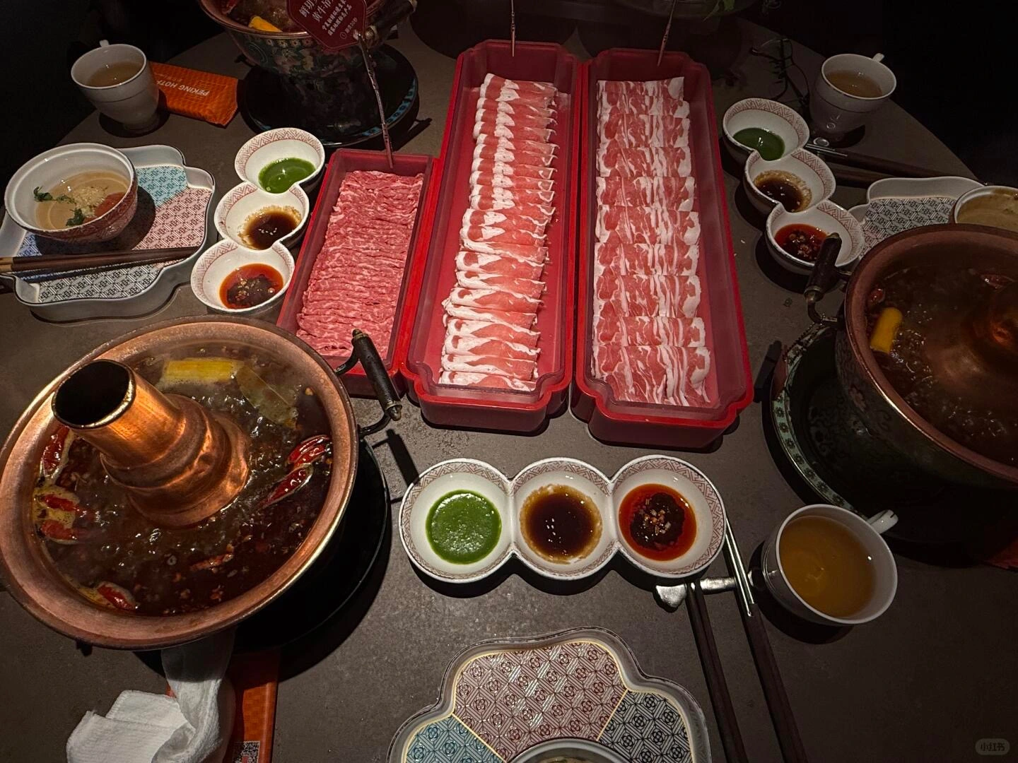 Говяжий хот-пот с кунжутным соусом, Пекин – Классический пекинский хот-пот с тонко нарезанной говядиной, соусами для макания и традиционной медной посудой. - Что такое пекинская говядина? 2026 - Путешествие по Китаю Говяжий хот-пот с кунжутным соусом, Пекин – Классический пекинский хот-пот с тонко нарезанной говядиной, соусами для макания и традиционной медной посудой. - Что такое пекинская говядина? 2026 - Путешествие по Китаю