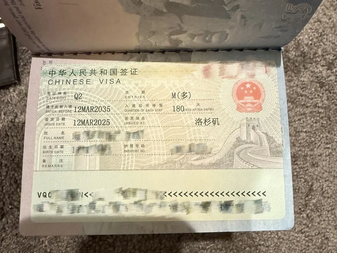Visto cinese all'interno del passaporto statunitense: primo piano di un visto cinese a ingressi multipli timbrato su un passaporto statunitense, pronto per il viaggio.