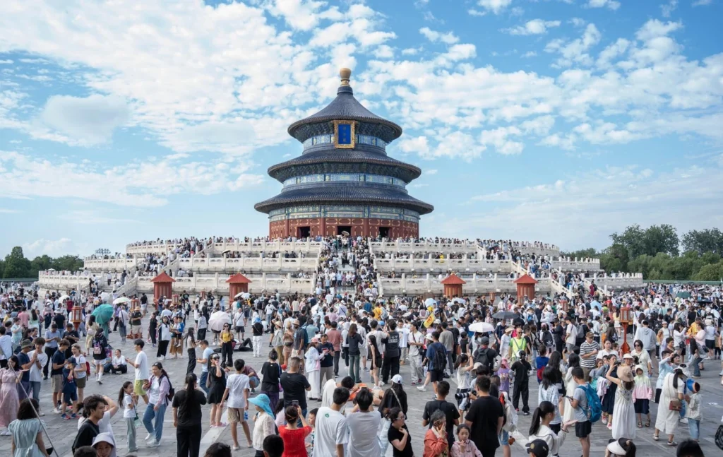 Crowds at Temple of Heaven, Beijing – Massive crowd of tourists at Temple of Heaven, reflecting Beijing’s high population and urban activity.