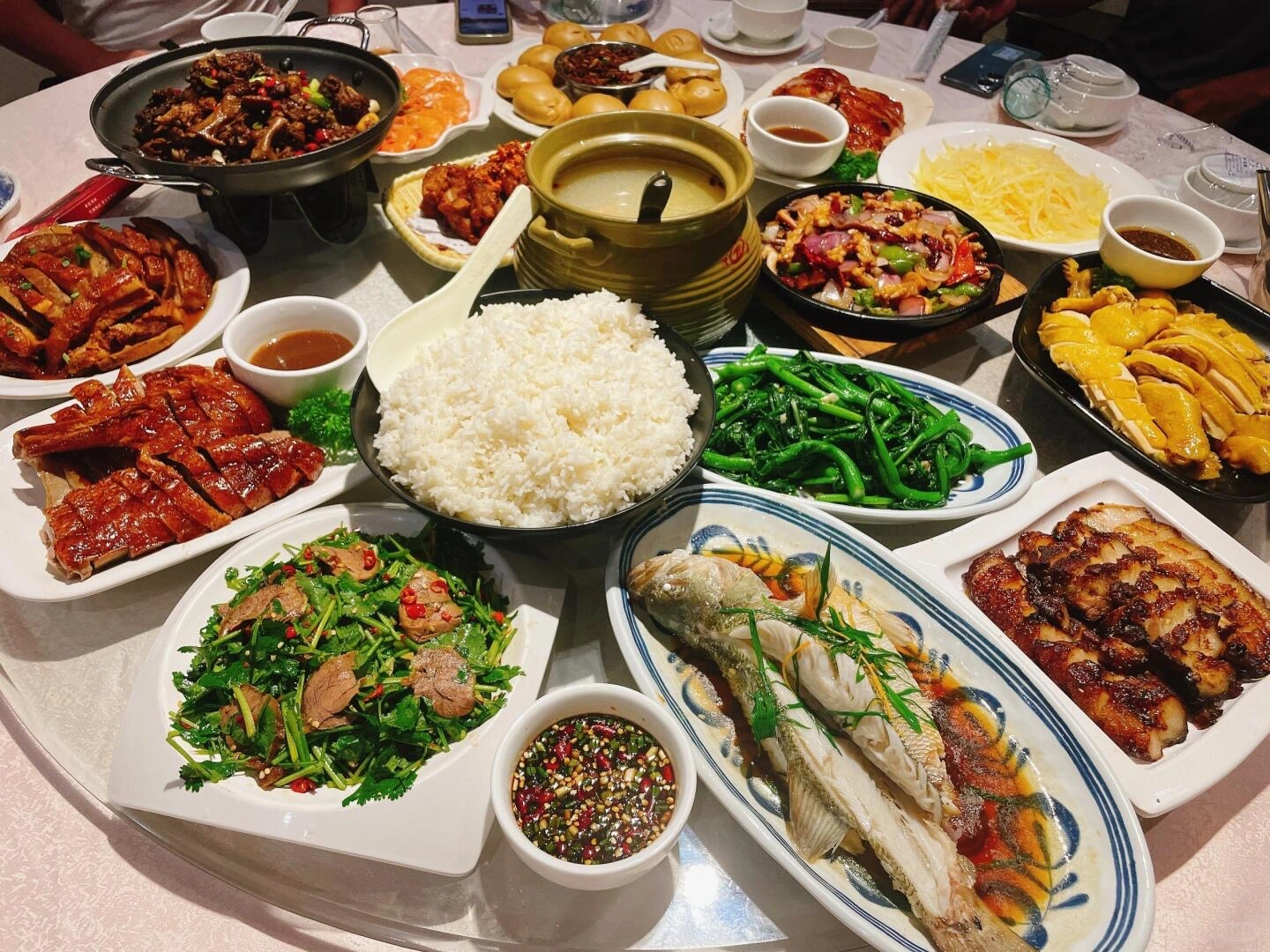 桂林の宴会料理 ローストダック、魚、豚肉、野菜、特製副菜を含む伝統的な桂林料理のフルコース - 桂林の伝統料理とは? 2026 - 中国への旅 桂林の宴会料理 ローストダック、魚、豚肉、野菜、特製副菜を含む伝統的な桂林料理のフルコース - 桂林の伝統料理とは? 2026 - 中国への旅