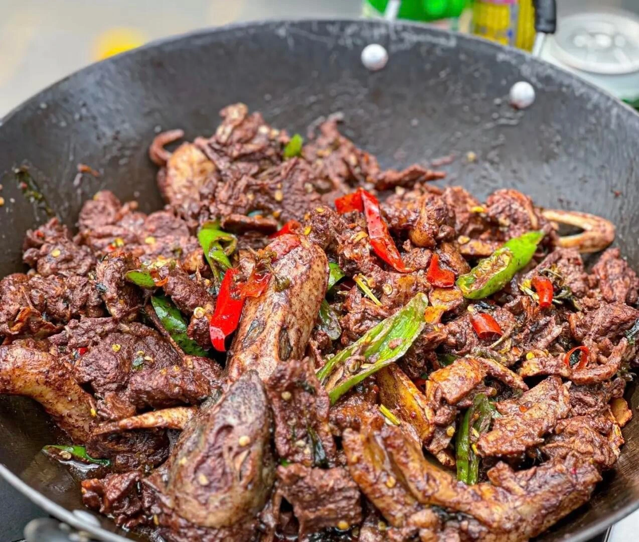 桂林の鴨肉炒め(酢と唐辛子で炒めた鴨肉)は、広西省泉州市の伝統的な辛い料理で、黒い中華鍋で熱々の状態で提供されます。桂林の伝統料理とは? 2026 - 中国への旅 桂林の鴨肉炒め(酢と唐辛子で炒めた鴨肉)は、広西省泉州市の伝統的な辛い料理で、黒い中華鍋で熱々の状態で提供されます。桂林の伝統料理とは? 2026 - 中国への旅
