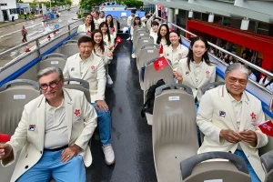 Hongkonger Olympiateam feiert Heimkehrparade in offenen Teamblazern und mit Fahnen. – China-Reiseführer, Stadtrundfahrten & Kulturtipps – The China Journey Hongkonger Olympiateam feiert Heimkehrparade in offenen Teamblazern und mit Fahnen. – China-Reiseführer, Stadtrundfahrten & Kulturtipps – The China Journey