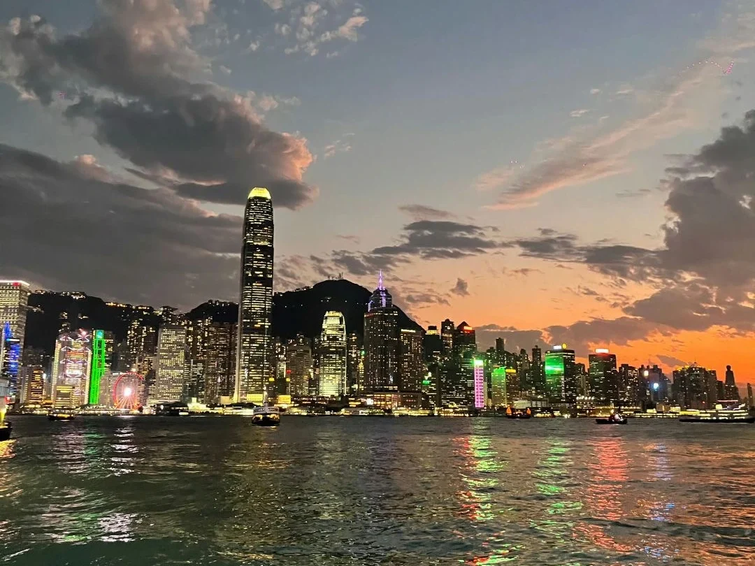 Hong Kong Walk: Mensen wandelen door een bruisende straat in Hong Kong, met de levendige stadslichten en de levendige sfeer. - Hoe ver is Shanghai van Hong Kong? 2026 - De reis door China Hong Kong Walk: Mensen wandelen door een bruisende straat in Hong Kong, met de levendige stadslichten en de levendige sfeer. - Hoe ver is Shanghai van Hong Kong? 2026 - De reis door China