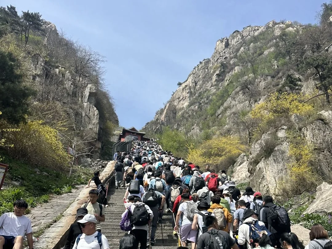 Σκάλα στο Όρος Τάι. Πλήθος τουριστών σκαρφαλώνει τα απότομα σκαλιά του Όρους Τάι στην Κίνα κατά τη διάρκεια πολυσύχναστων διακοπών κάτω από τον γαλάζιο ουρανό. - Πόσος χρόνος χρειάζεται για να ανέβει κανείς στο Όρος Τάι; 2026 - Το ταξίδι στην Κίνα Σκάλα στο Όρος Τάι. Πλήθος τουριστών σκαρφαλώνει τα απότομα σκαλιά του Όρους Τάι στην Κίνα κατά τη διάρκεια πολυσύχναστων διακοπών κάτω από τον γαλάζιο ουρανό. - Πόσος χρόνος χρειάζεται για να ανέβει κανείς στο Όρος Τάι; 2026 - Το ταξίδι στην Κίνα